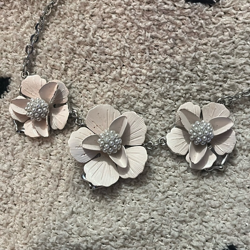 Ann Taylor chunky flower necklace